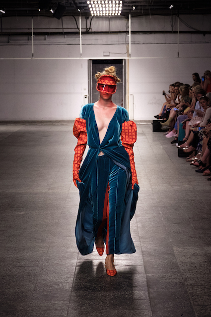 Dawid Tomaszewski SS19 Berlin Fashion Week Look Komplett blau orange