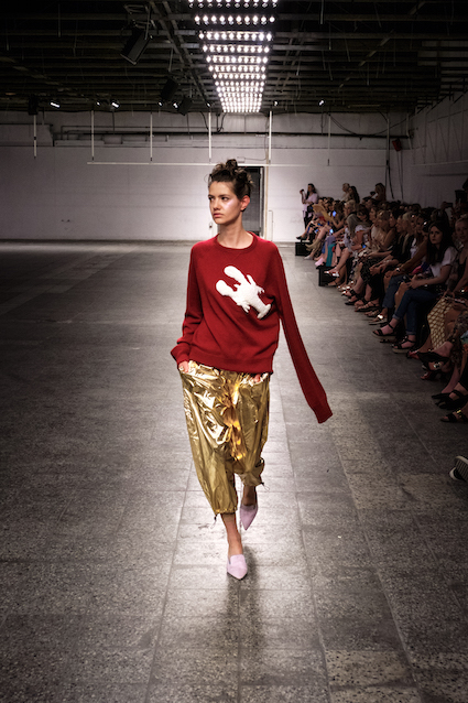 Dawid Tomaszewski SS19 Berlin Fashion Week Pullover rot Hose gold